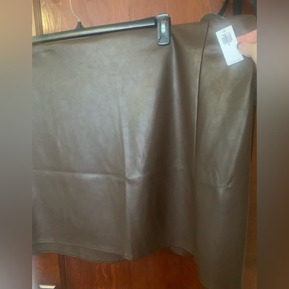 NWT Old Navy Faux Leather High Waisted Mini Skirt - Picture 4 of 4